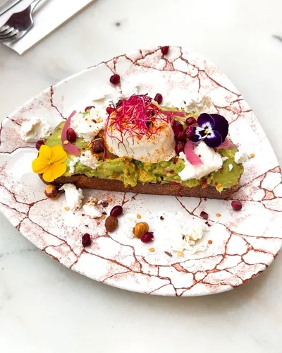Avocado toast au pain Pane Vivo, œuf poché, feta et grenade chez Oma