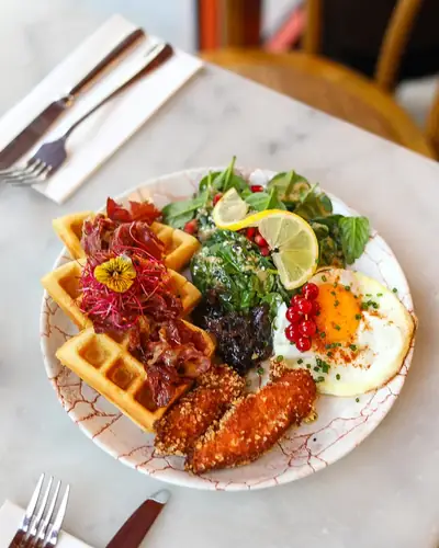 Bacon waffle au crispy chicken et bacon de bœuf halal, Oma Beaurepaire