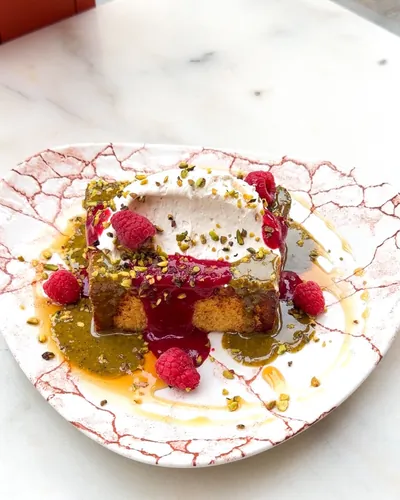 Pistachio raspberry French toast, sweet brunch at Oma near République