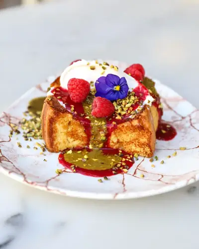 French toast pistache framboises, brunch sucré chez Oma à République