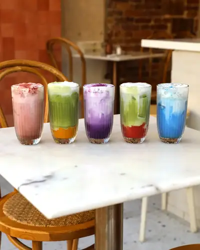 Matcha latte et ube latte servis chez Oma, rue Beaurepaire