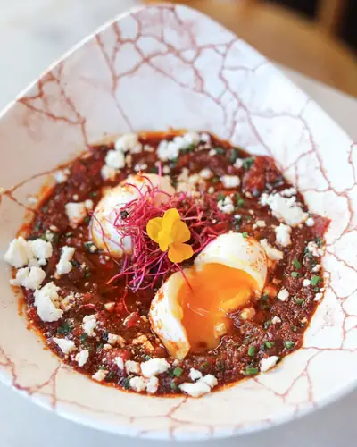 Shakshuka et msemen, œuf poché et féta, brunch halal chez Oma Beaurepaire