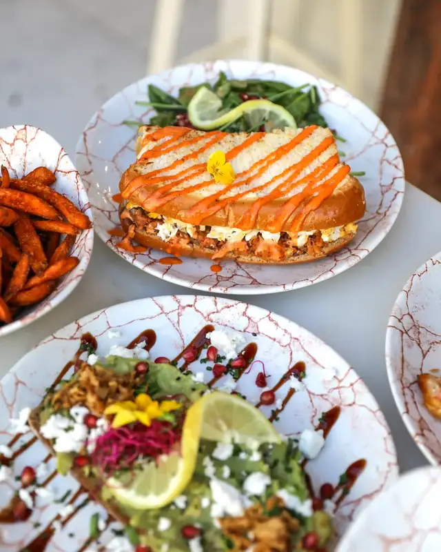 Table de brunch à partager chez Oma : avocado toast, roll effiloché, frites de patates douces