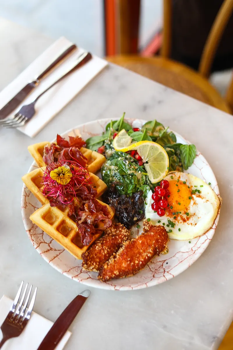 Bacon waffle au crispy chicken et bacon de bœuf halal, Oma Beaurepaire