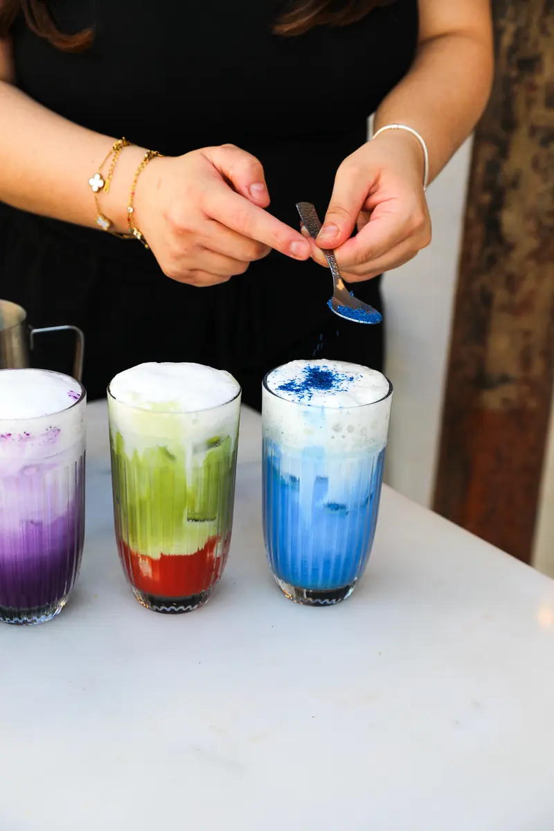 Préparation des lattes colorés au comptoir d'Oma Beaurepaire