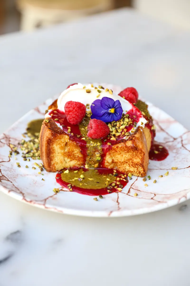 French toast pistache framboises, brunch sucré chez Oma à République