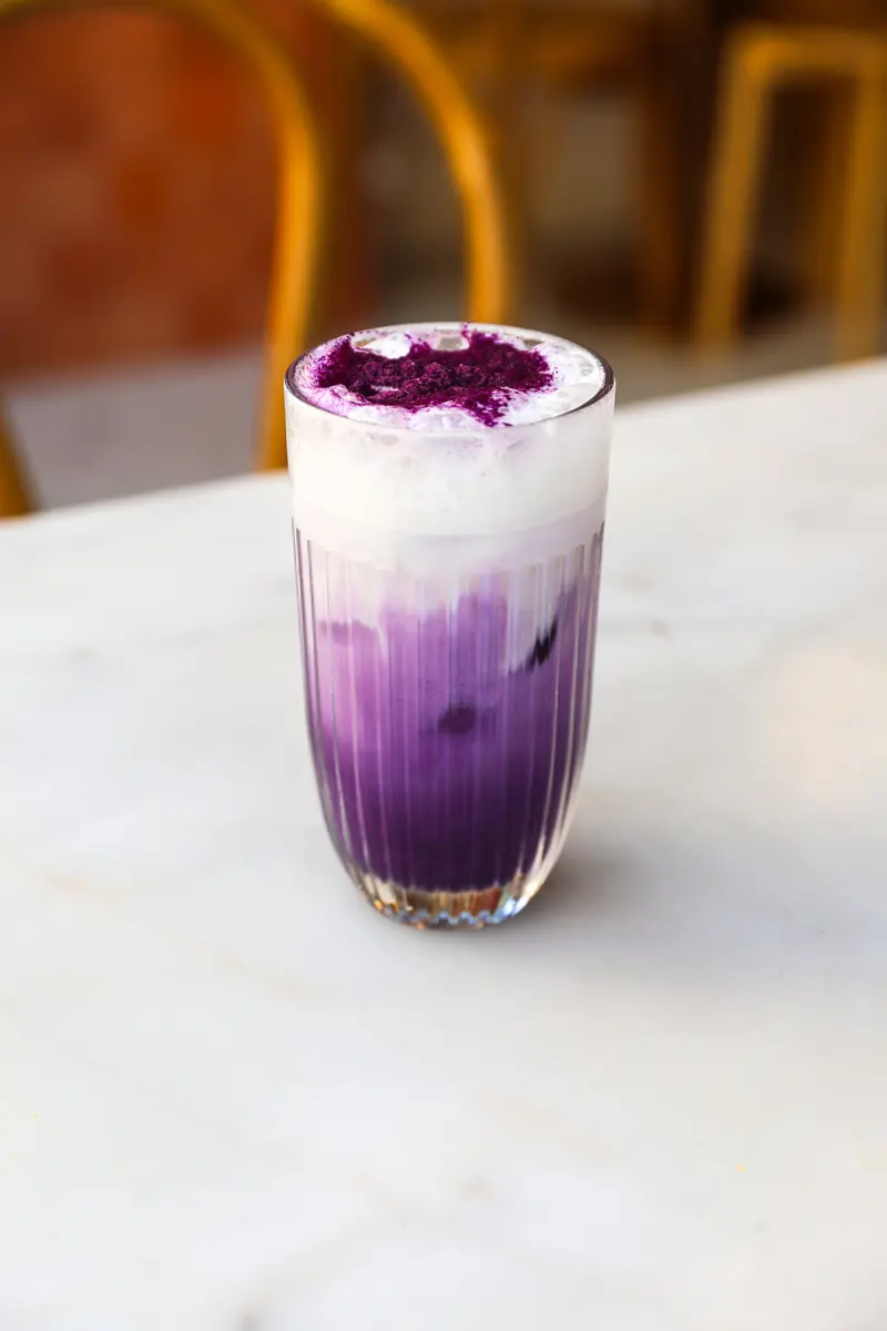 Iced ube latte violet, coffee shop Oma Beaurepaire à République