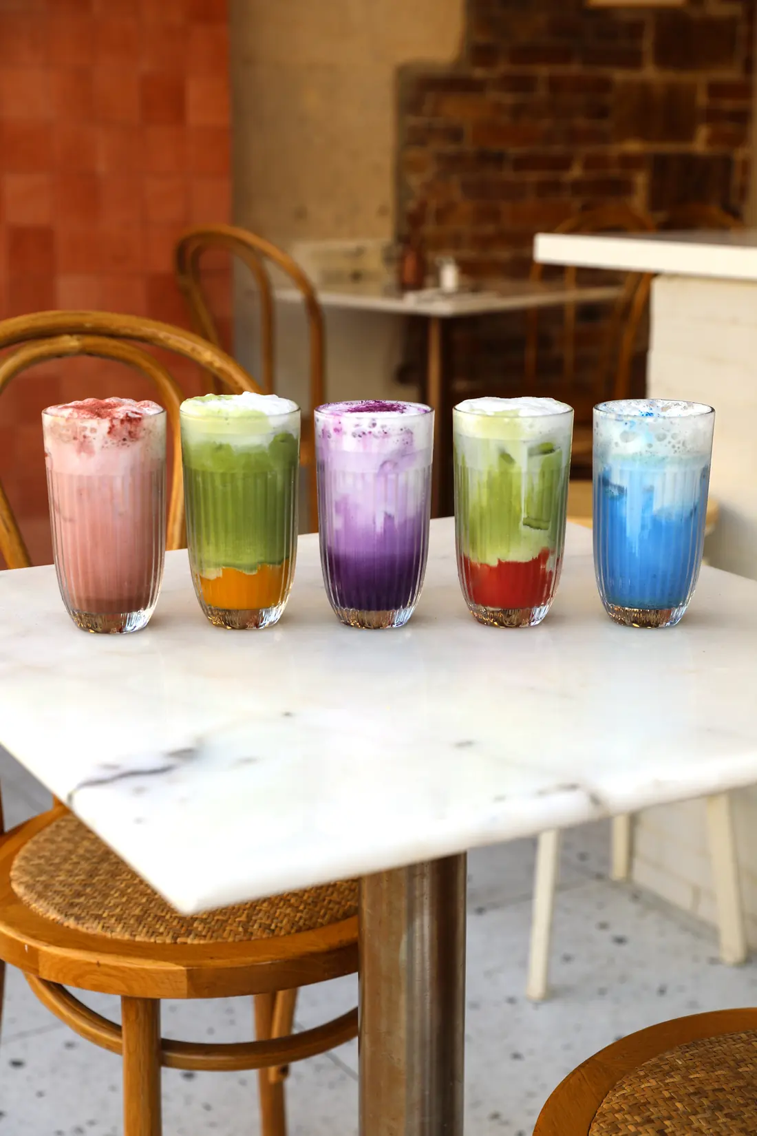 Lattes colorés d'Oma : pink, matcha, ube et blue latte