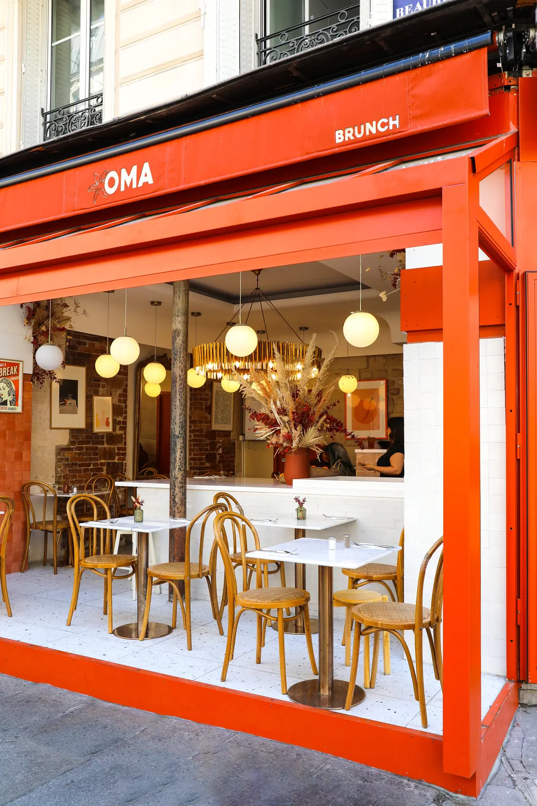 Terrasse et véranda d'Oma Beaurepaire, brunch halal rue Beaurepaire à République