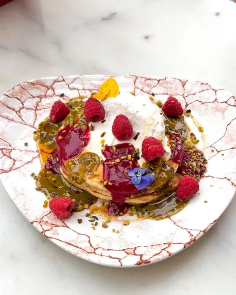 Pistachio raspberry pancakes, sweet brunch at Oma near République