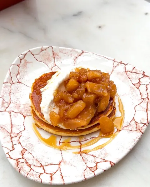 Tatin pancakes, sweet brunch at Oma near République