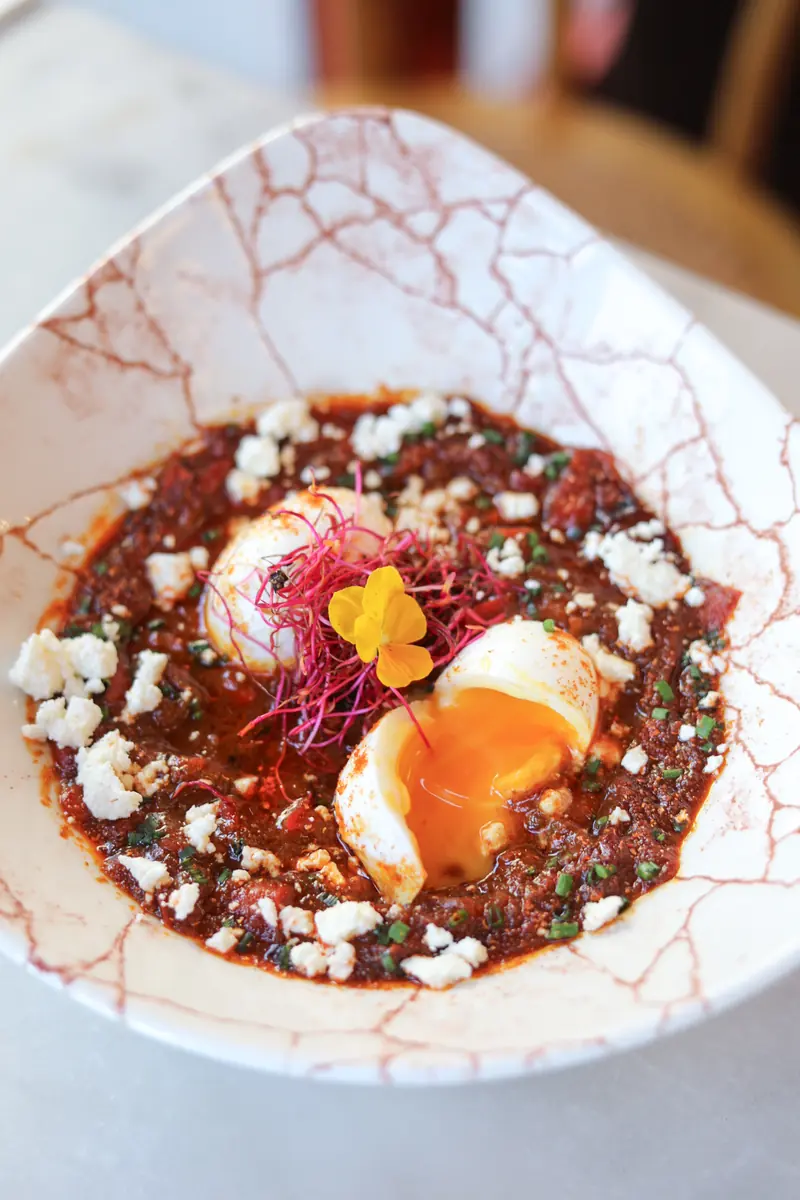 Shakshuka et msemen, œuf poché et féta, brunch halal chez Oma Beaurepaire