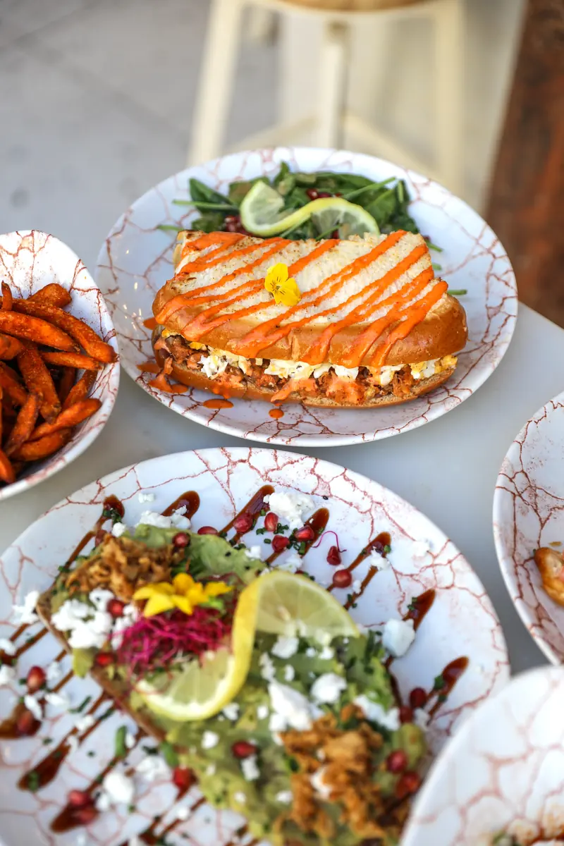 Table de brunch halal à partager : avocado toast, roll, frites de patates douces