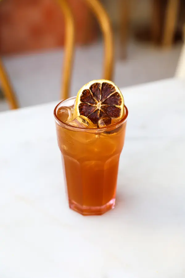 Thé glacé pêche avec rondelle d'orange séchée, coffee shop Oma Paris 10